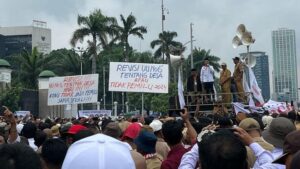 demo-apdesi-di-depan-dpr-massa-tuntut-revisi-uu-desa-segera-disahkan_169