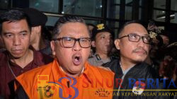 Sekjen-PDIP-Hasto-Kristiyanto-dikawal-polisi-ke-mobil-tahanan-di-depan-Gedung-KPK