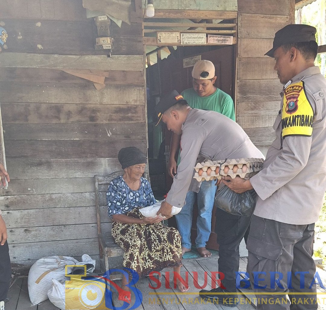 Kapolsek Pandan, Iptu Zul Efendi, memberikan bantuan sosial kepada lansia.