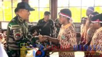 Brigjen TNI Riyanto memberikan tali asih kepada siswa/siswi.