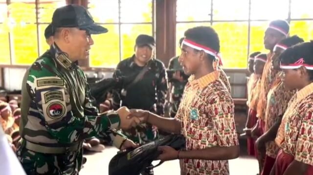 Brigjen TNI Riyanto memberikan tali asih kepada siswa/siswi.