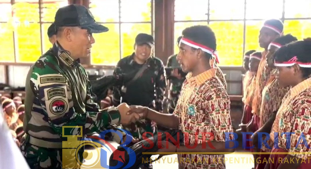 Brigjen TNI Riyanto memberikan tali asih kepada siswa/siswi.