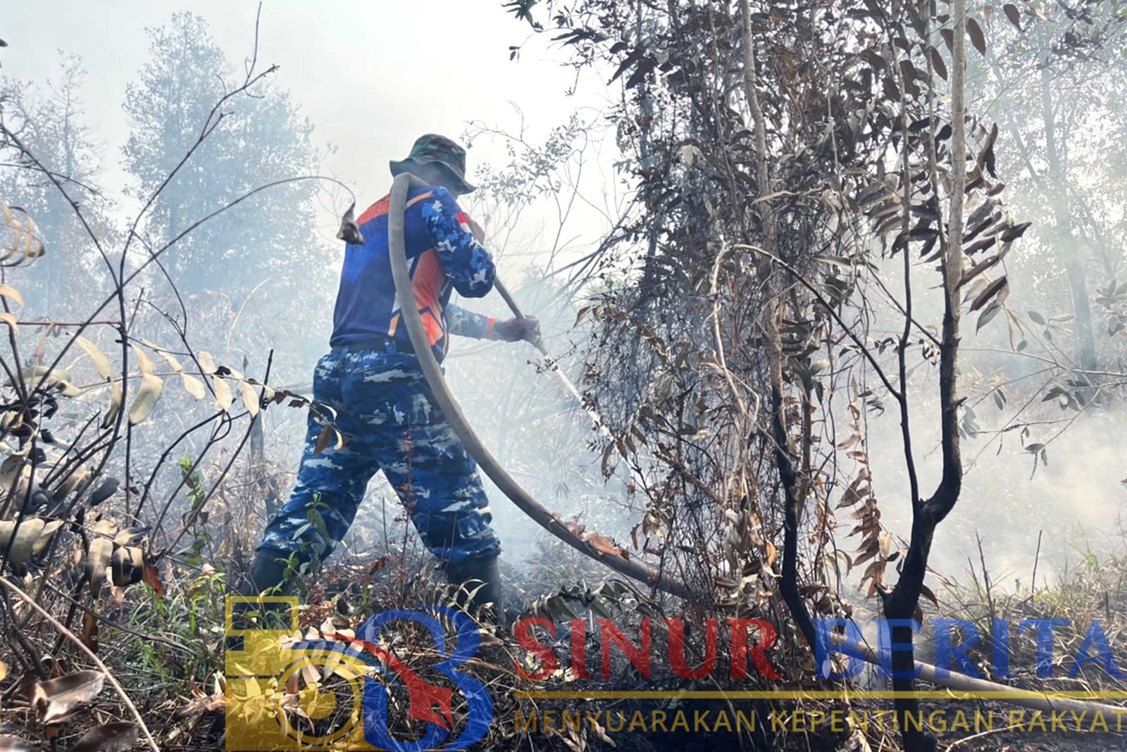 Satgas Darat Lanud Sjamsudin Noor memperkuat pembasahan dan pendinginan lahan gambut di Banjarbaru untuk menekan potensi munculnya kembali titik api dan asap akibat karhutla.