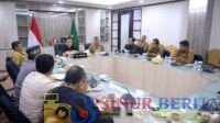 pertemuan tokoh masyarakat dan tokoh adat Kenegerian Rumbio dengan Plt Gubernur Riau SF Hariyanto di Ruang Rapat Gubernur Riau