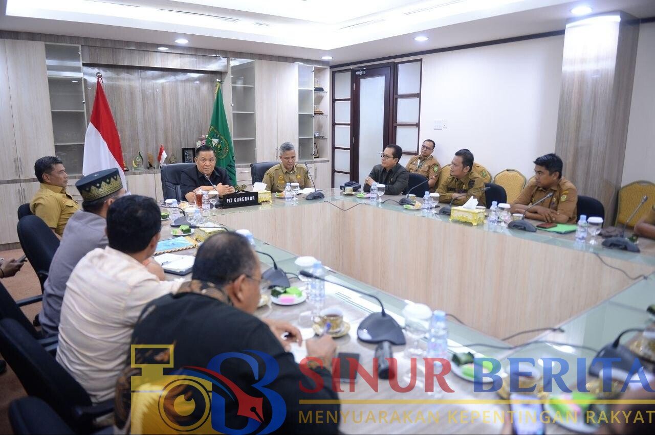 pertemuan tokoh masyarakat dan tokoh adat Kenegerian Rumbio dengan Plt Gubernur Riau SF Hariyanto di Ruang Rapat Gubernur Riau