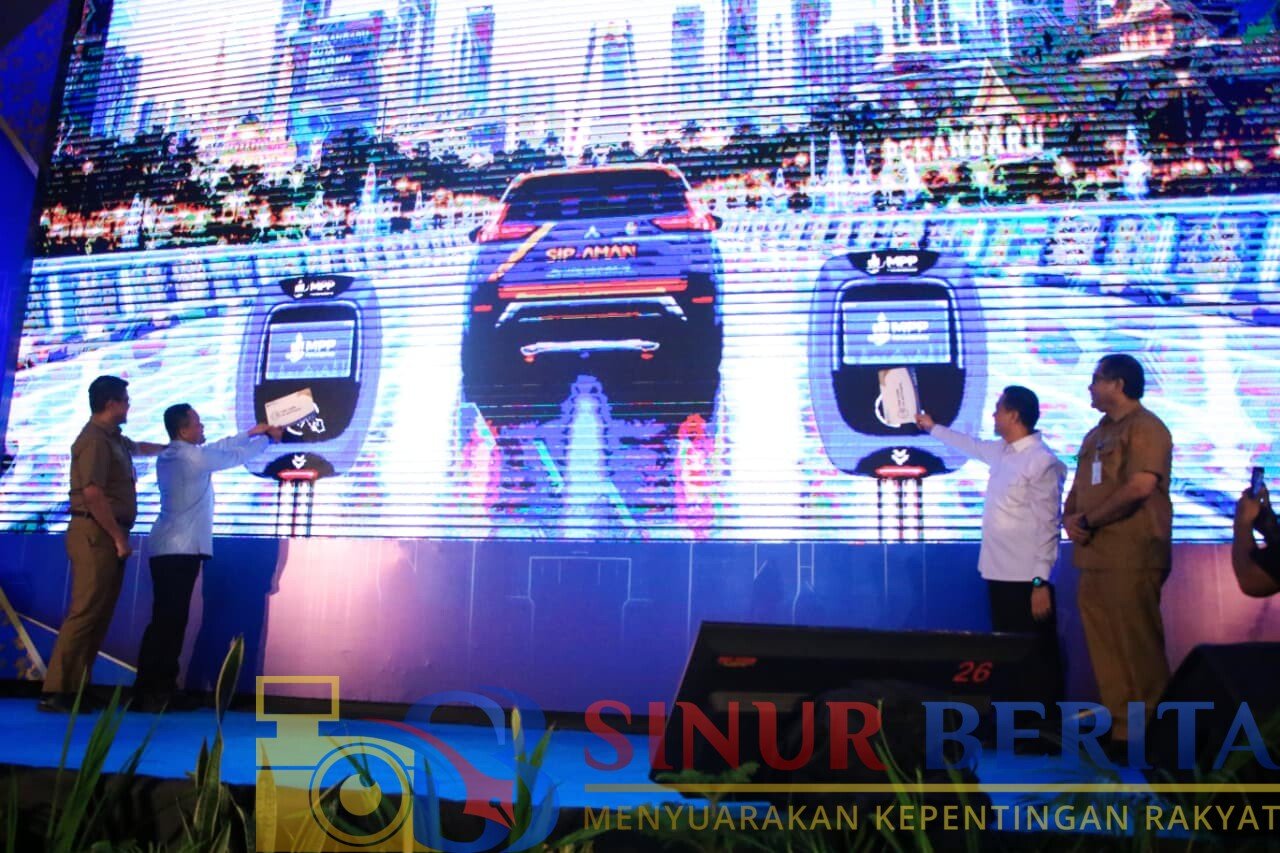Walikota Pekanbaru Agung Nugroho didampingi Wawako Pekanbaru Markarius Anwar dan Kepala DPMPTSP Pekanbaru Zaki Helmi saat meluncurkan MPP Mini, di kediaman Dinas Walikota Pekanbaru