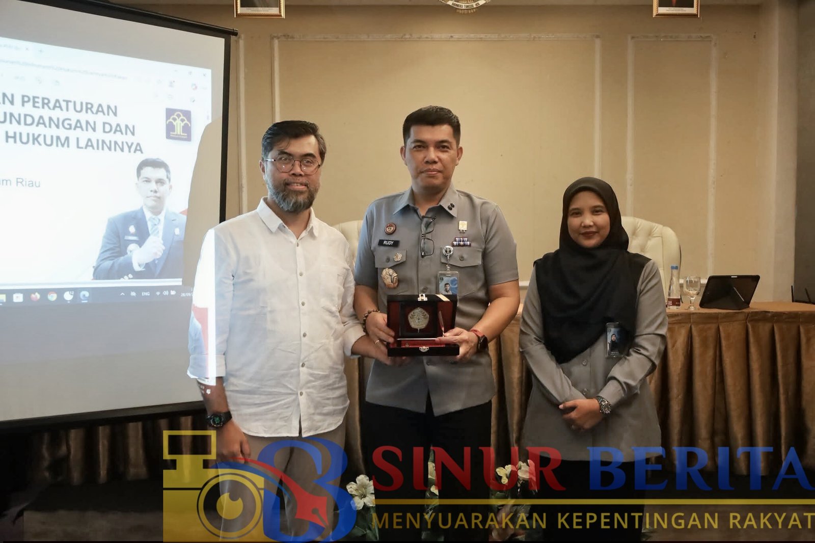 Kepala Kanwil Kemenkum Riau, Rudy Hendra Pakpahan didampingi Kepala Divisi Peraturan Perundang-undangan dan Pembinaan Hukum, Yeni Nel Ikhwan.