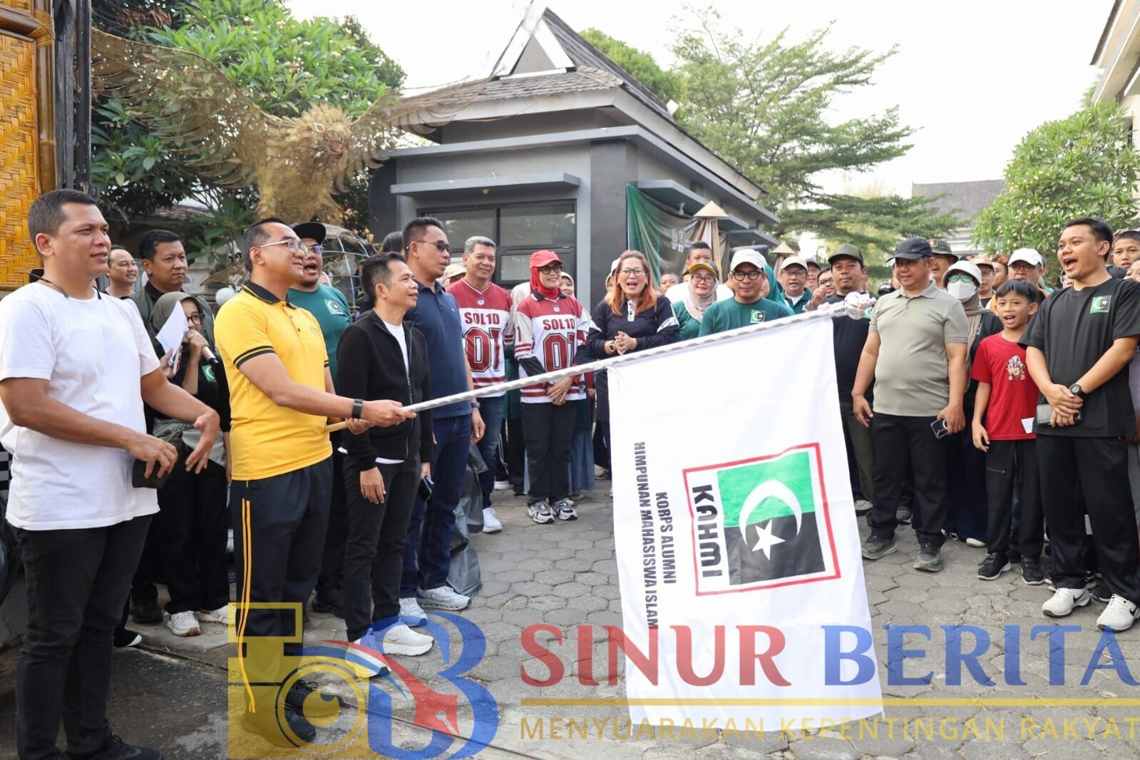 Bupati Purwakarta Saepul Bahri Bin Zein membuka Jalan Santai dan Ngosrek Istimewa dalam rangka Dies Natalis KAHMI ke-60, sekaligus mengajak masyarakat peduli kebersihan lingkungan.