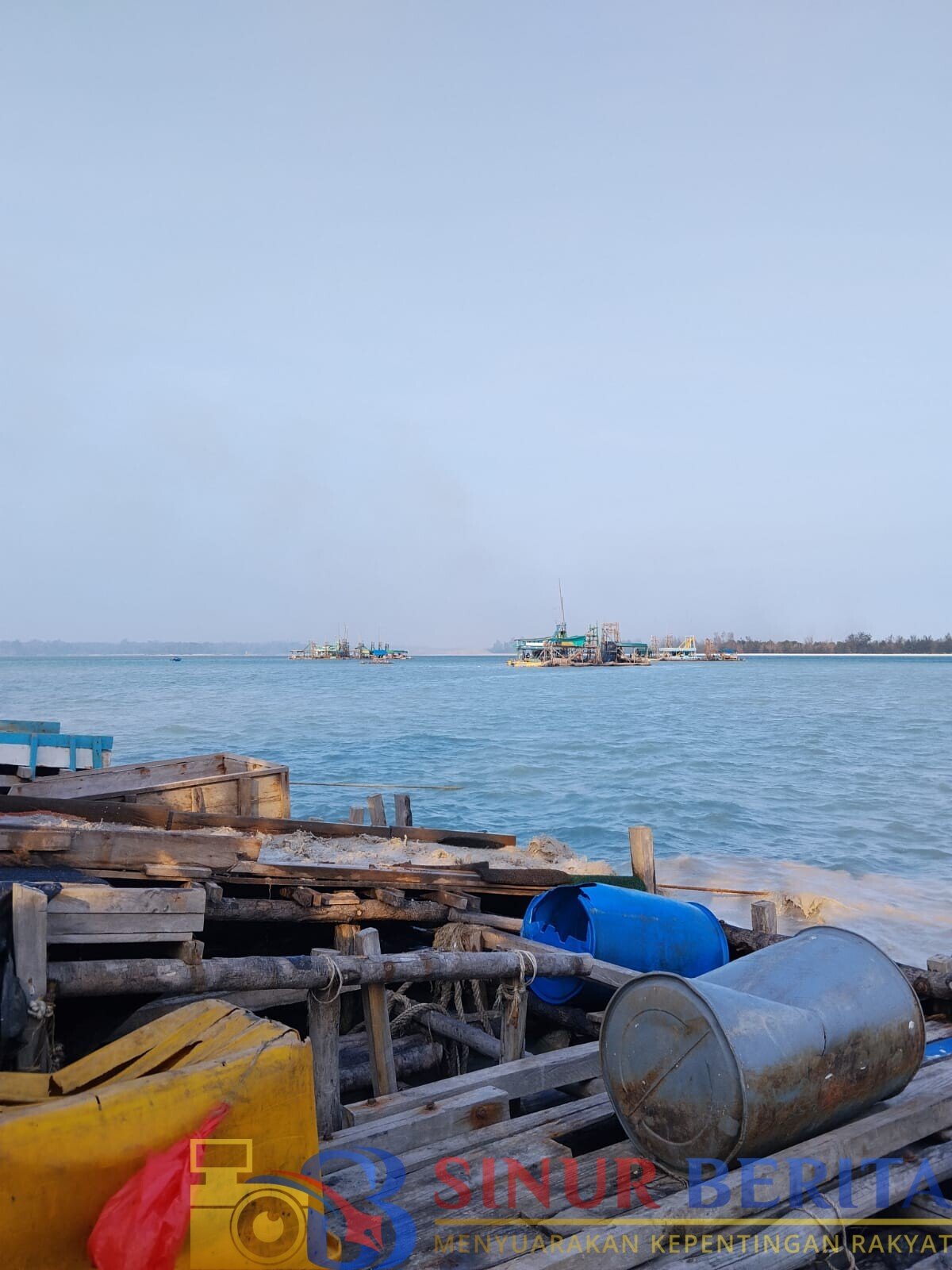 Puluhan ponton tower diduga kembali beroperasi di perairan Penyusuk, Bangka Belitung. Warga menyoroti dugaan tambang ilegal dan meminta kejelasan legalitas aktivitas tersebut.