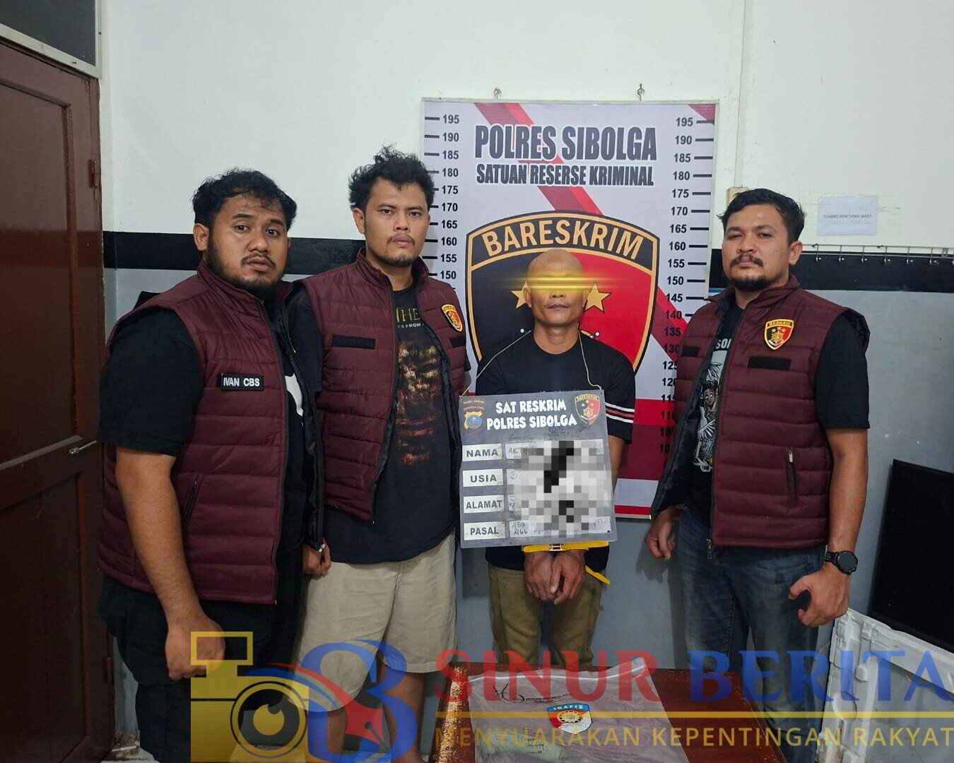 Polres Sibolga menangkap terduga pelaku penusukan yang menewaskan warga berinisial SL (32). AN (33) diamankan sekitar enam jam usai kejadian di Pinangsori.