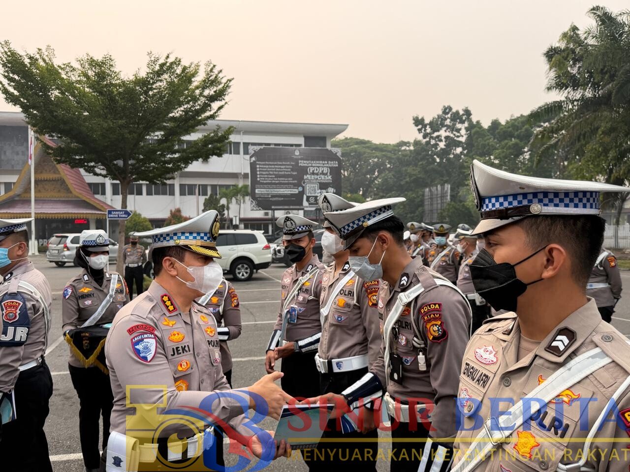 Dirlantas Polda Riau memberikan penghargaan kepada 13 personel atas prestasi dalam pengungkapan sindikat SIM palsu, kinerja RTMC, dan perlindungan masyarakat dari aksi debt collector.