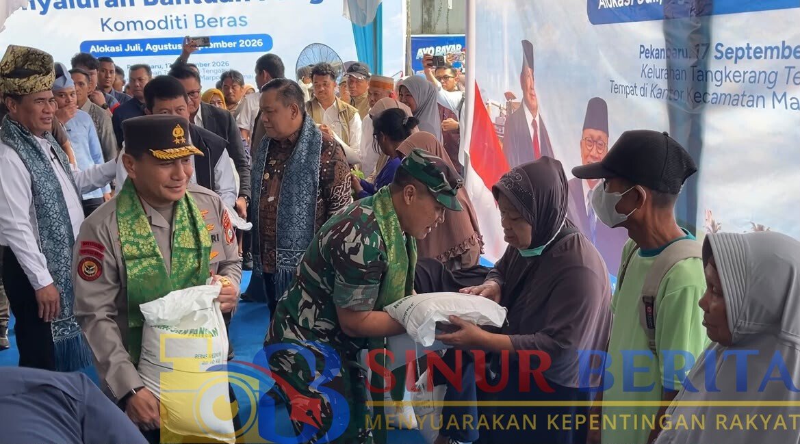 Mentan Amran bersama Pangdam XIX/Tuanku Tambusai menyalurkan bantuan beras kepada masyarakat di Pekanbaru sebagai dukungan terhadap ketahanan pangan Riau.