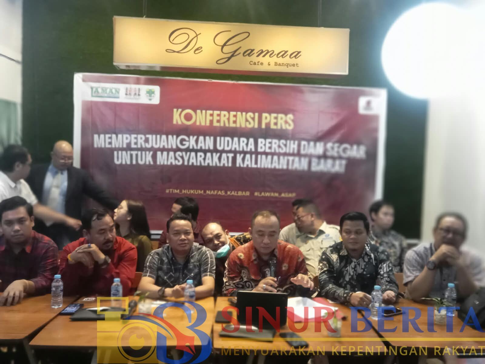 Tim Hukum NAFAS Kalbar mengajukan gugatan class action ke PN Pontianak terkait dampak kabut asap karhutla terhadap kesehatan, pendidikan, transportasi, dan ekonomi masyarakat.