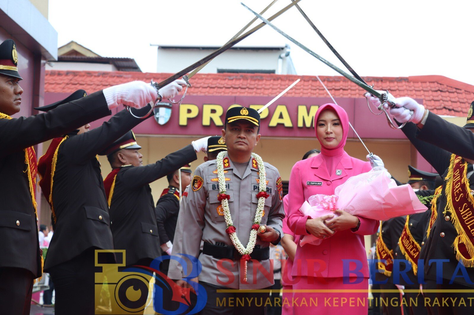 AKBP Budi Prasetyo resmi tiba di Mapolres Sibolga dan disambut tradisi Pedang Pora serta Mangulosi bersama jajaran Polres, Pemkot, tokoh adat, masyarakat dan agama.