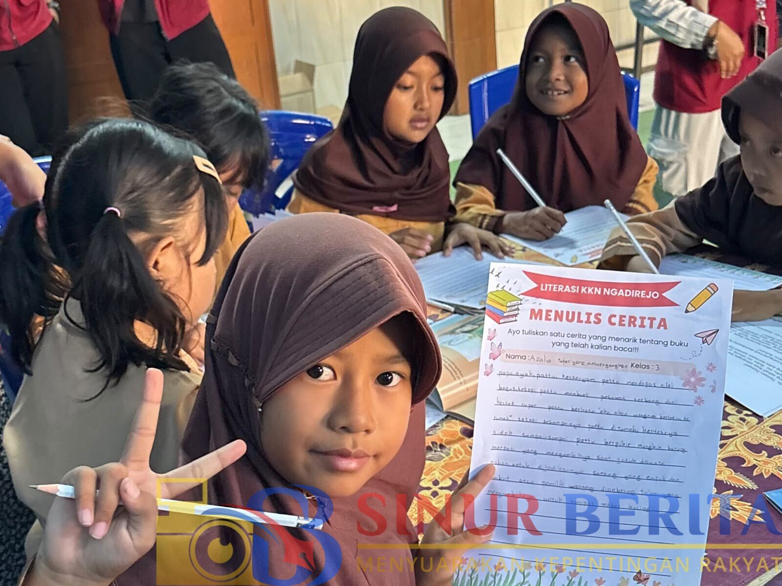 KKN Literasi 294 UNS menggelar kegiatan membaca dan pelatihan berkarya bagi siswa SDN 1 Ngadirejo, Karanganyar, untuk menumbuhkan budaya literasi dan kreativitas anak.