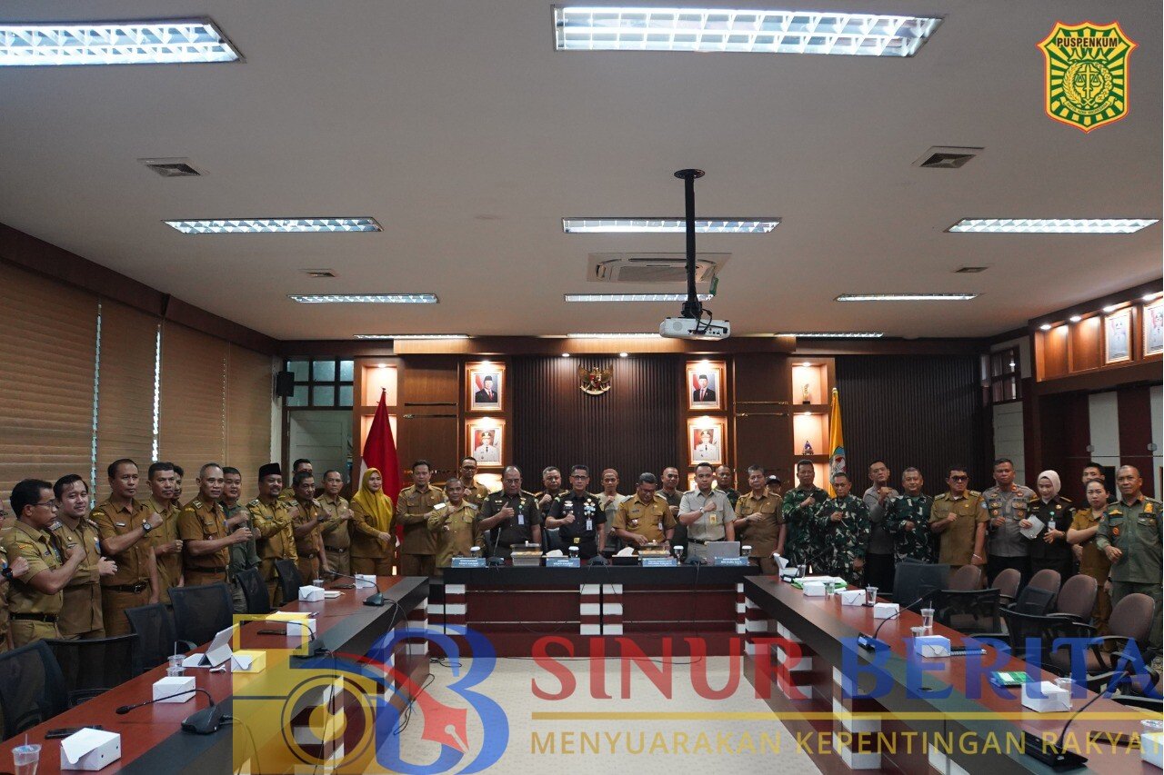 Kejati Kalbar menggelar penyuluhan hukum di Kubu Raya membahas pencegahan Karhutla, persoalan pertanahan, serta pentingnya kesadaran dan kepatuhan hukum masyarakat.