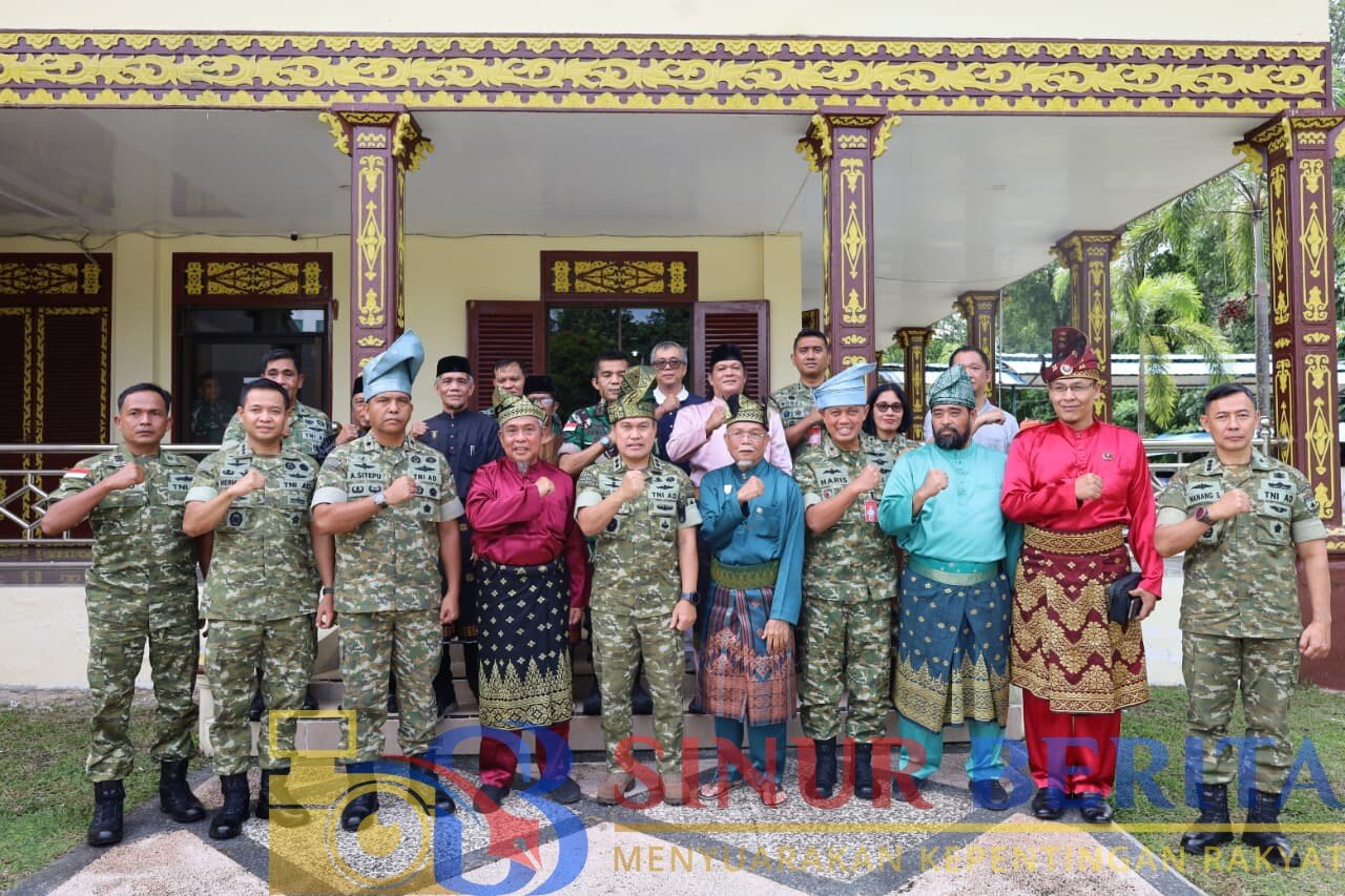 Pangdam XIX/Tuanku Tambusai Mayjen TNI Agus Hadi Waluyo memimpin anjangsana HUT ke-81 TNI ke Masjid Raya An Nur, Gereja HKBP, dan LAM Riau.