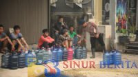 Brimob Kalbar menyalurkan bantuan air bersih kepada warga di Jalan Purnama, Pontianak, menggunakan Mobil Water Treatment berkapasitas hingga 6.000 liter per jam.
