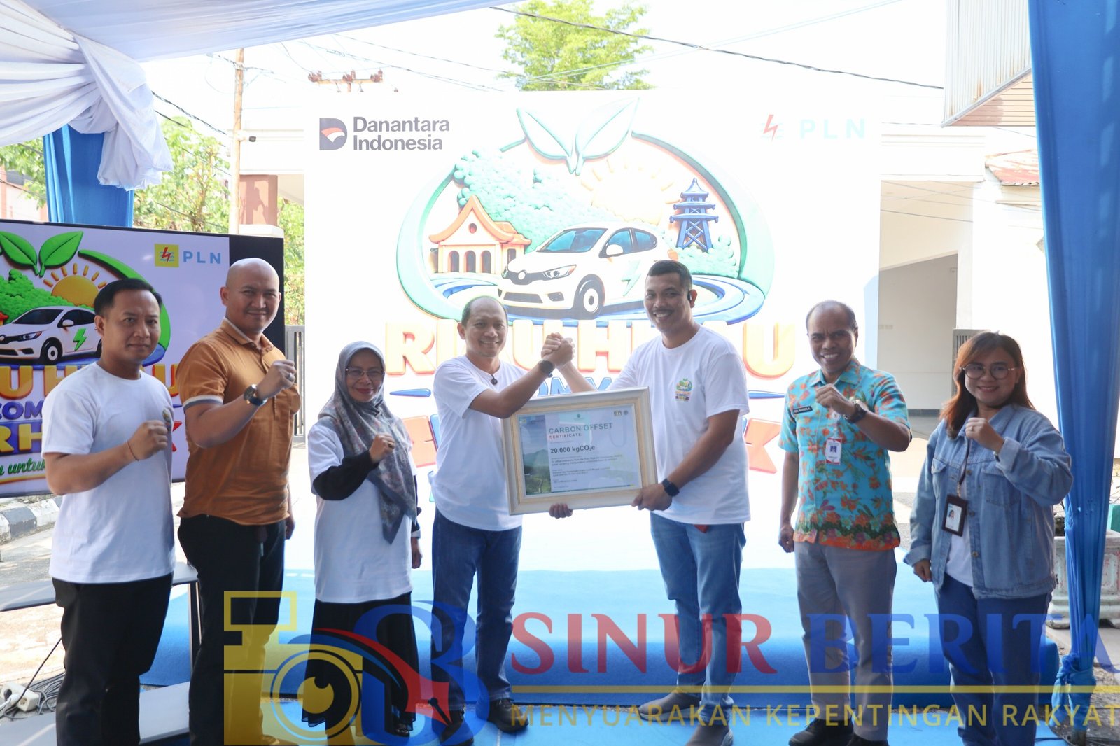 General Manager PLN UID Riau dan Kepri, Didik Wicaksono, menerima/menyerahkan sertifikat carbon offset sebesar 20.000 kgCO₂e sebagai bagian dari komitmen mendukung kegiatan yang lebih ramah lingkungan.