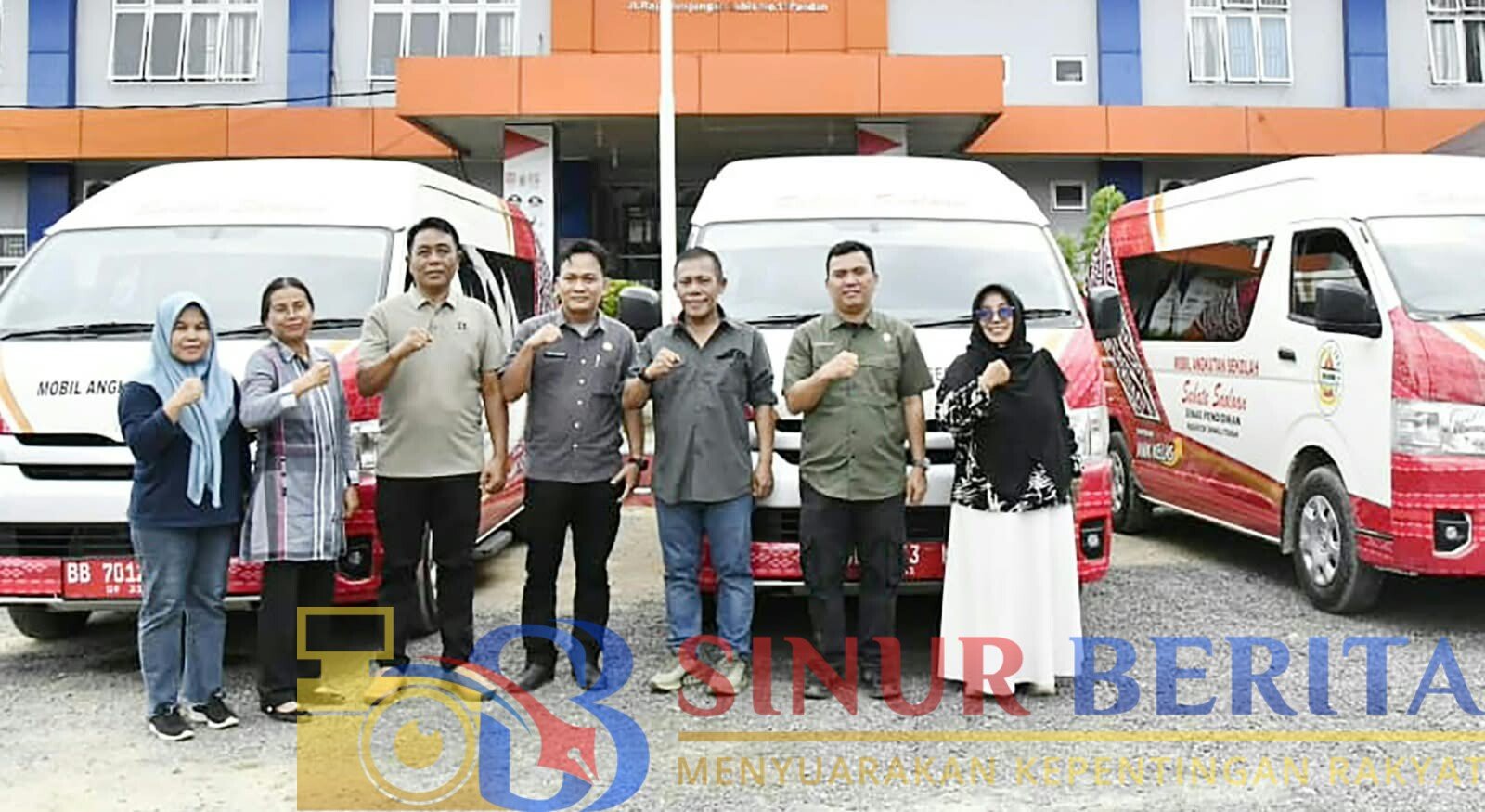 Pemkab Tapanuli Tengah menyerahkan tiga bus sekolah untuk mendukung transportasi 235 siswa terdampak bencana di Pandan dan Pinangsori.