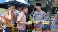 Kapolres Sibolga AKBP Budi Prasetyo bersama jajaran menggelar Jumat Berkah dengan membagikan makanan kepada jemaah dan warga di Kota Sibolga.