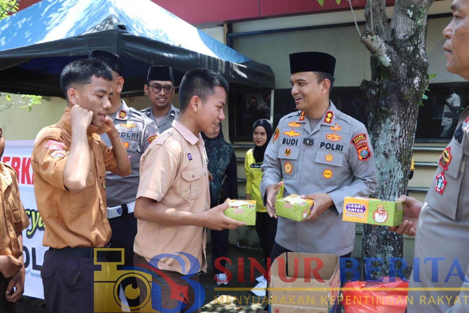 Kapolres Sibolga AKBP Budi Prasetyo bersama jajaran menggelar Jumat Berkah dengan membagikan makanan kepada jemaah dan warga di Kota Sibolga.