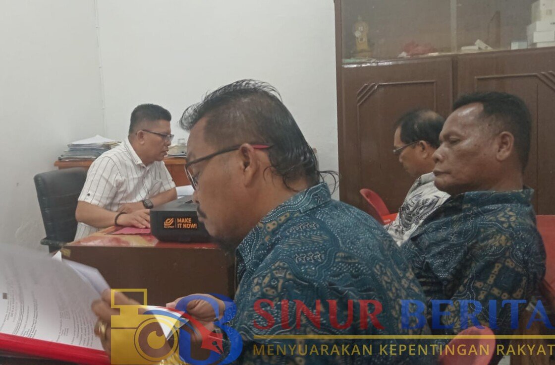 Ketua DPP LSM AHIB Sibolga Parulian Sihotang didampingi Sekretaris Iwan Swandy Manalu dan Bendahara Poltak Parluhutan Silaban saat memberikan keterangan kepada penyidik Polres Sibolga.