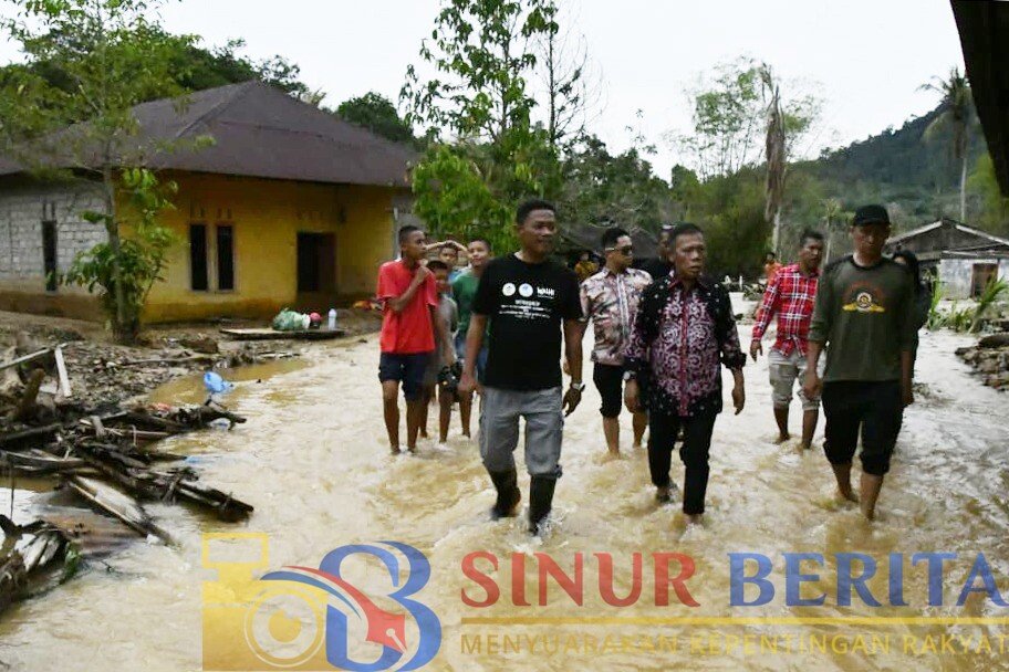 Bupati Tapanuli Tengah Masinton Pasaribu meninjau progres pembangunan 120 unit Huntara di Bonalumban, Kecamatan Tukka, untuk memastikan hunian bagi warga terdampak bencana segera selesai.