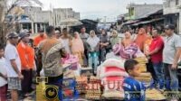 Pemkab Tapanuli Tengah melalui Dinas Sosial menyalurkan 12 paket bantuan pangan dan sandang kepada warga terdampak kebakaran di Pasar Onan, Manduamas.