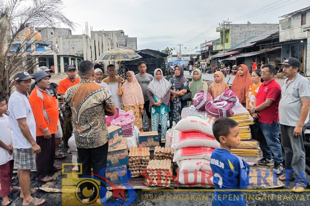 Pemkab Tapanuli Tengah melalui Dinas Sosial menyalurkan 12 paket bantuan pangan dan sandang kepada warga terdampak kebakaran di Pasar Onan, Manduamas.