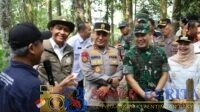 Pangdam XIX/Tuanku Tambusai mendampingi Menteri Kehutanan Raja Juli Antoni meninjau restorasi gambut dan penguatan pencegahan karhutla di Desa Sepahat, Bengkalis.