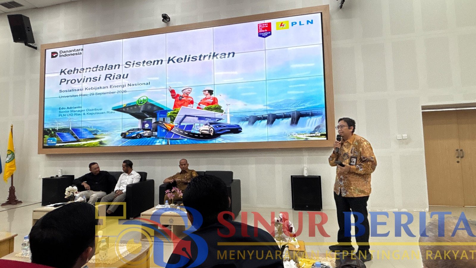Edo Adrianto, Senior Manager Distribusi PLN UID RKR (kanan), menyampaikan paparan mengenai kondisi, kesiapan, dan penguatan sistem kelistrikan di Provinsi Riau dalam Diskusi Panel II Sosialisasi Kebijakan Energi Nasional di Universitas Riau, Pekanbaru.