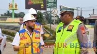 Kasubdit Kamsel Ditlantas Polda Riau, AKBP Dasril dan pihak BPJN Riau, Anton.