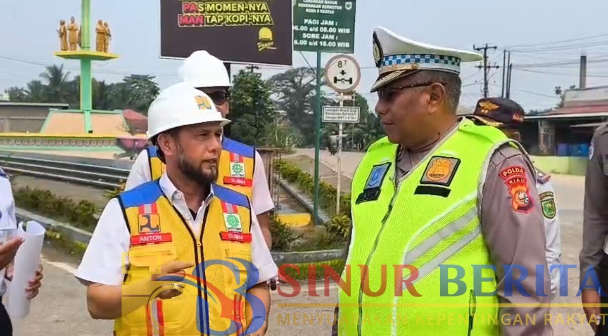 Kasubdit Kamsel Ditlantas Polda Riau, AKBP Dasril dan pihak BPJN Riau, Anton.