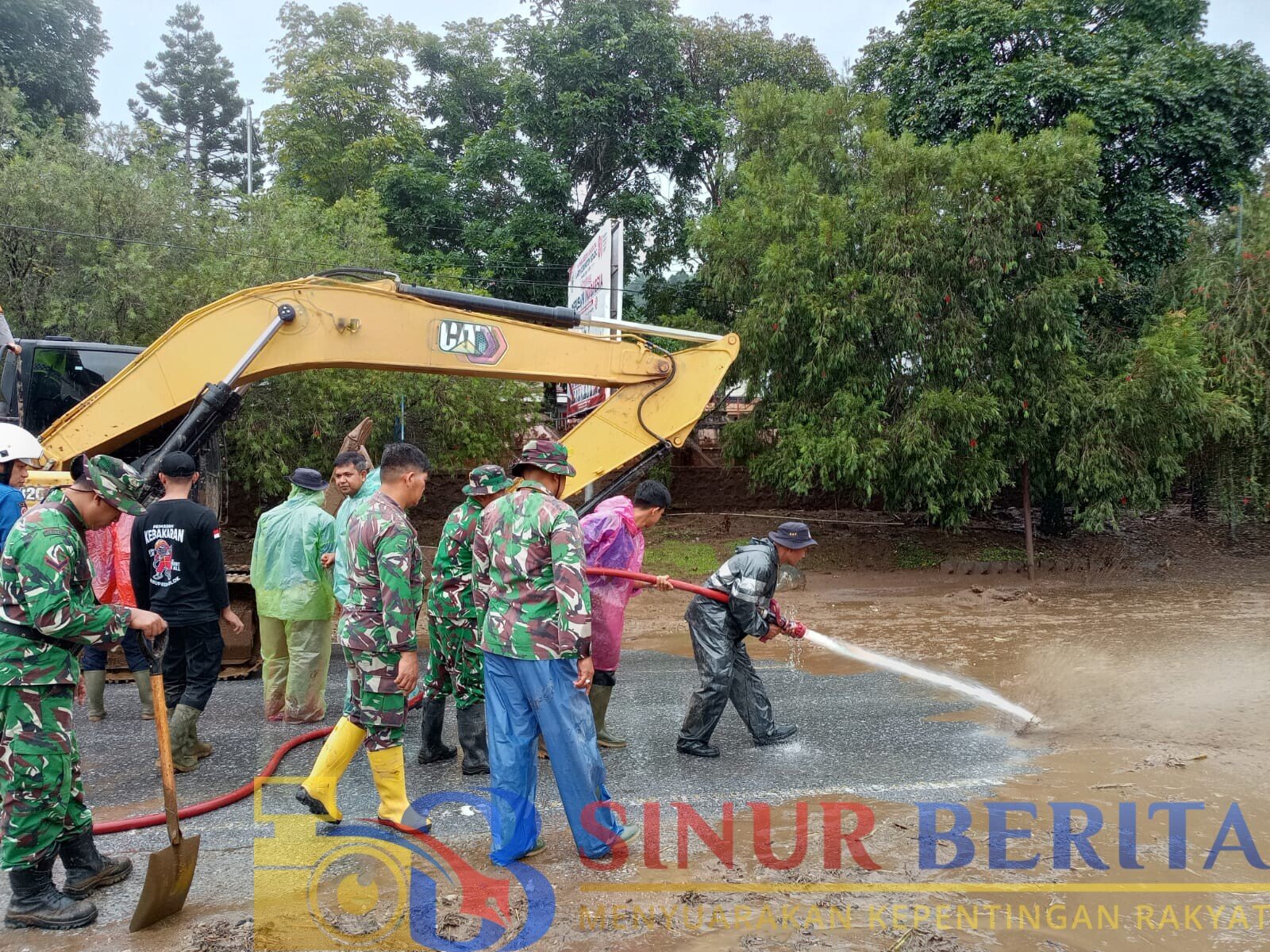 TNI melalui Kodam XX/Tuanku Imam Bonjol bergerak cepat membantu penanganan banjir bandang di Kabupaten Solok dengan evakuasi warga dan pembersihan material.