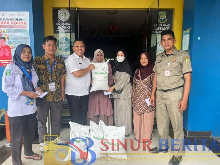 Pemerintah Kota (Pemkot) Tangerang melalui Dinas Ketahanan Pangan bersama BULOG Tangerang memastikan penyaluran Bantuan Pangan Beras Tahap II Tahun 2026 berjalan tertib dan lancar. Bantuan tersebut diberikan kepada masyarakat penerima bantuan pangan (PBP) di 13 kecamatan se-Kota Tangerang.