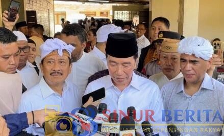 Jokowi menanggapi gugatan keabsahan pencalonan Gibran di MK dengan membeberkan riwayat pendidikan Gibran hingga menempuh sekolah di Singapura.