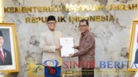 Ombudsman RI menyerahkan Laporan Hasil Pengawasan Penyelenggaraan Ibadah Haji Tahun 2026 M/1447 H kepada Wakil Menteri Haji dan Umrah, Dahnil Anzar Simanjuntak