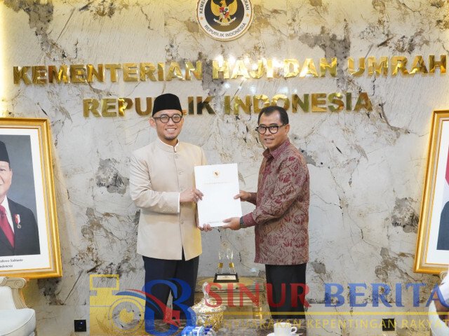 Ombudsman RI menyerahkan Laporan Hasil Pengawasan Penyelenggaraan Ibadah Haji Tahun 2026 M/1447 H kepada Wakil Menteri Haji dan Umrah, Dahnil Anzar Simanjuntak