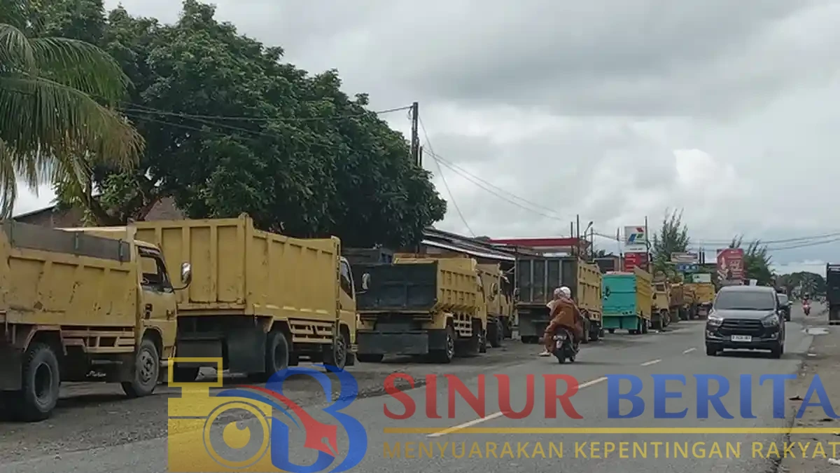 Antrean kendaraan besar untuk mendapatkan bahan bakar minyak (BBM) jenis solar bersubsidi.