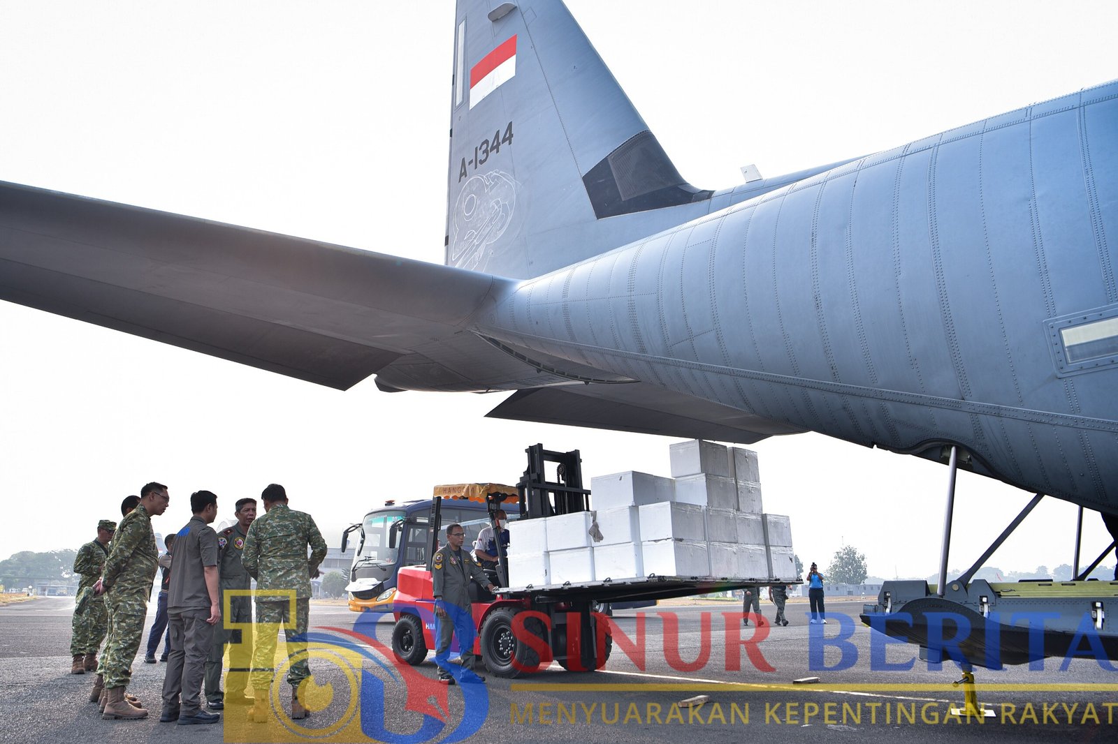 TNI mengirim 9,6 ton material modifikasi cuaca menggunakan pesawat Hercules untuk mempercepat penanganan kebakaran hutan dan lahan di Kalimantan Selatan.