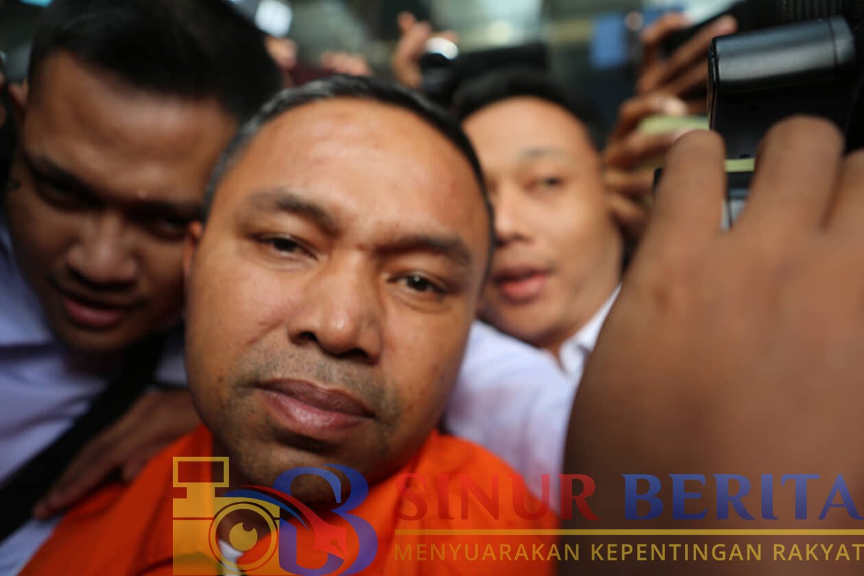 Foto: Gubernur Riau Nonakif Abdul Wahid berjalan keluar usai diperlihatkan dalam konperensi pers di Gedung Merah Putih KPK, Kuningan Persada, Jakarta, Selasa (4/11/2025). (MI/SUSANTO)