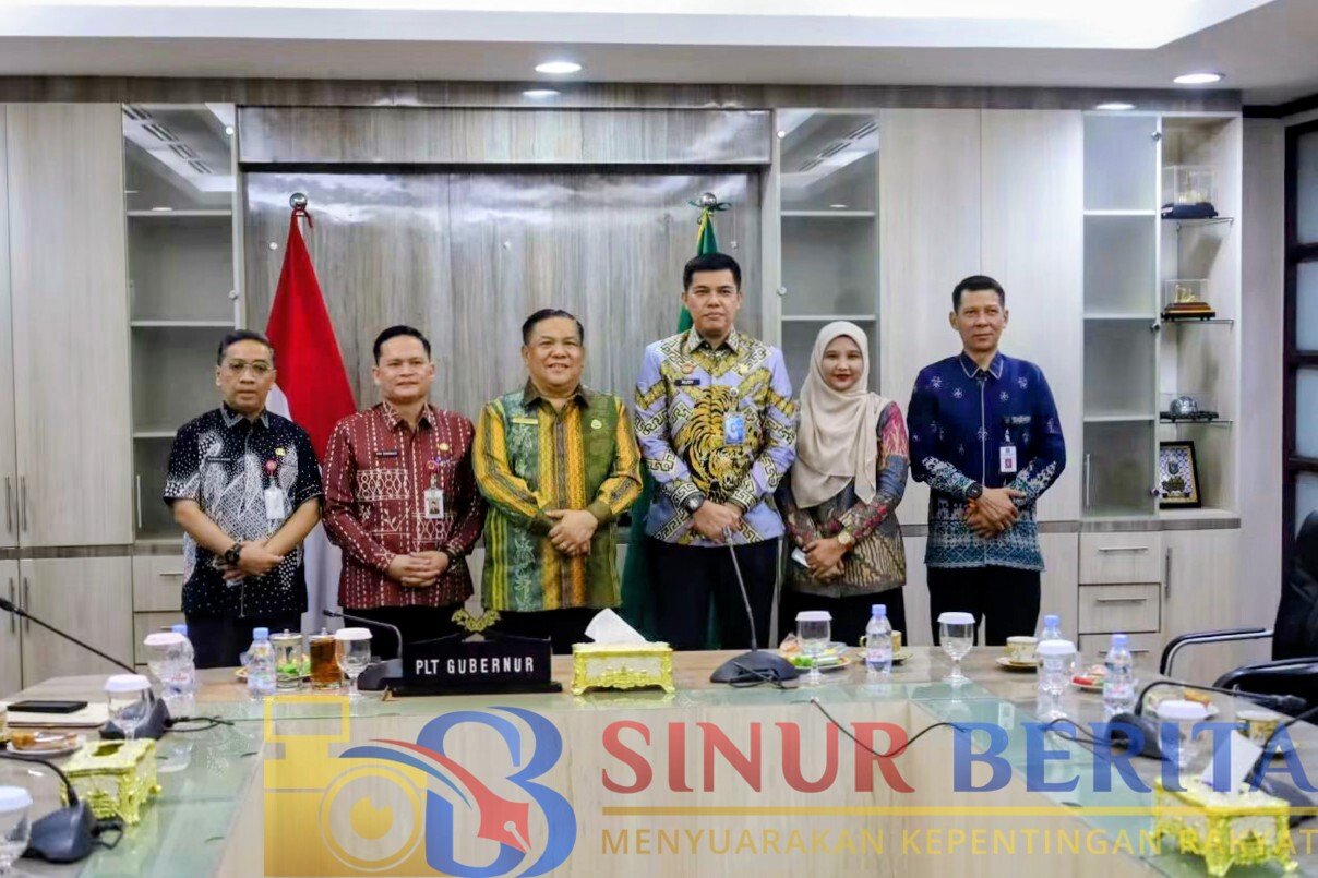 Foto bersama jajaran Kanwil Kemenkum Riau dan Plt. Gubernur SF. Hariyanto.