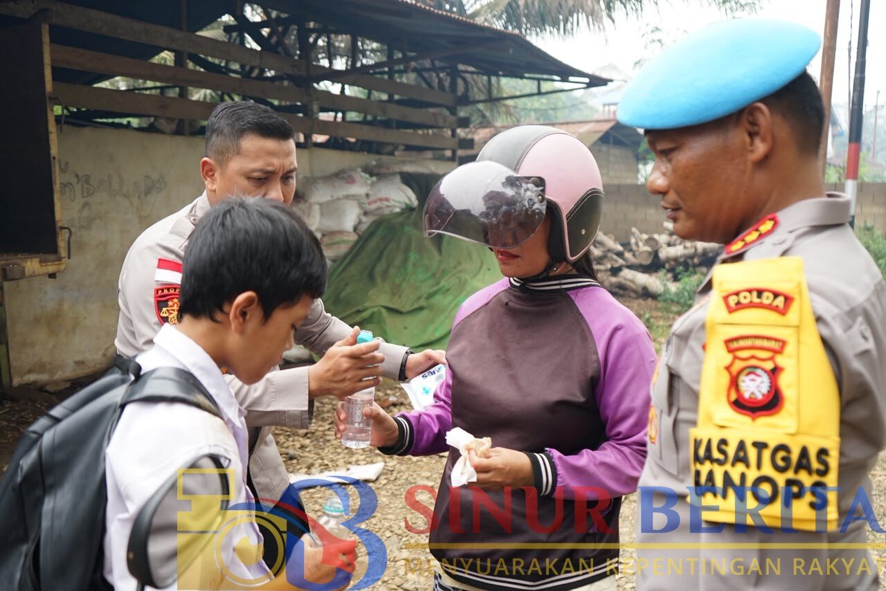 Kabid Propam Polda Kalbar dan Kapolres Bengkayang sigap membantu ibu dan anak korban kecelakaan lalu lintas di Sanggau Ledo hingga dibawa ke rumah sakit.