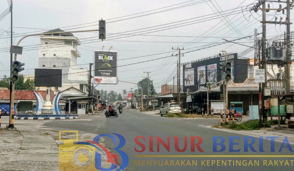 Lampu merah di Simpang Empat Kuday, Sungailiat, kembali mati.
