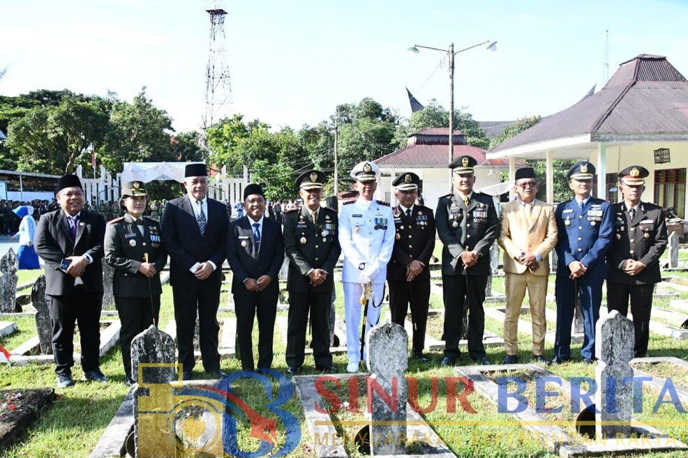 Sekda Tapanuli Tengah, Binsar TH Sitanggang, menghadiri Ziarah Nasional HUT ke-81 TNI di TMP Sibolga, sekaligus memperkuat sinergi TNI, Polri, dan Forkopimda.