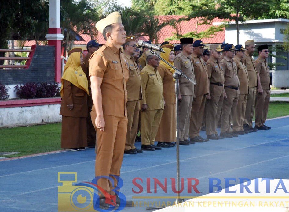 Kaban Kesbangpol Tapteng Budi Joniar menekankan disiplin ASN, pelayanan publik, percepatan serapan anggaran, PAD, serta kewaspadaan bencana saat apel gabungan.