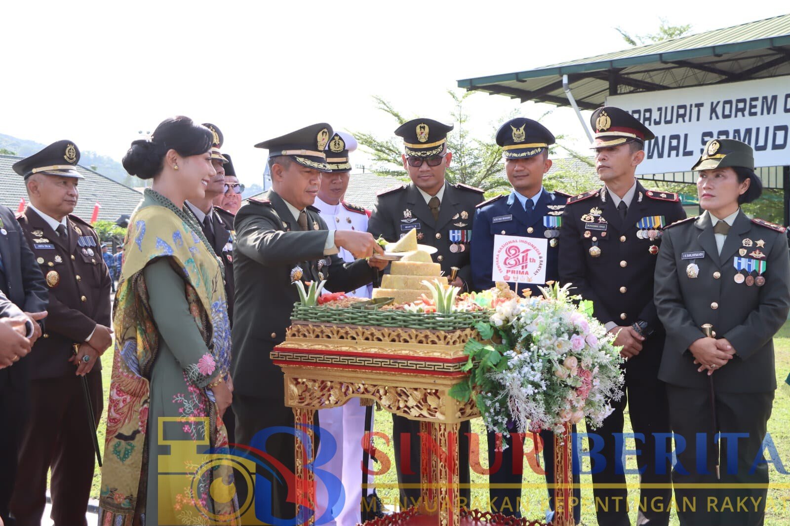 Wakapolres Tapteng Kompol M. Iskad menghadiri HUT ke-81 TNI di Makorem 023/KS dan menyerahkan tumpeng sebagai simbol sinergitas TNI-Polri.