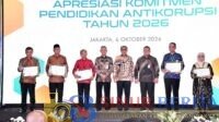 KPK memberikan penghargaan kepada Provinsi Lampung atas penguatan pendidikan antikorupsi melalui penerapan PAK sebagai muatan lokal di jenjang pendidikan menengah.