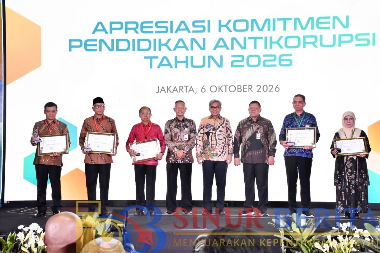 KPK memberikan penghargaan kepada Provinsi Lampung atas penguatan pendidikan antikorupsi melalui penerapan PAK sebagai muatan lokal di jenjang pendidikan menengah.